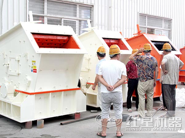 客戶參觀并購買反擊錘式碎石機