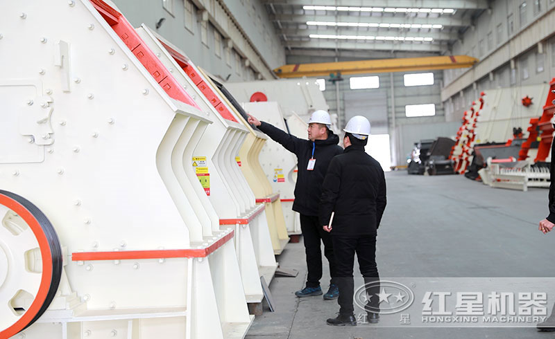 技術(shù)人員在為用戶講解錘式破碎機