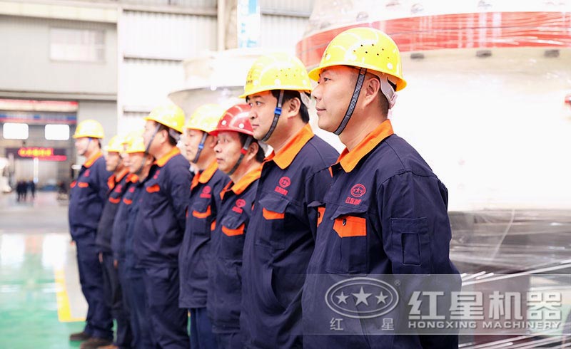 車間技術(shù)工人在開晨會(huì)