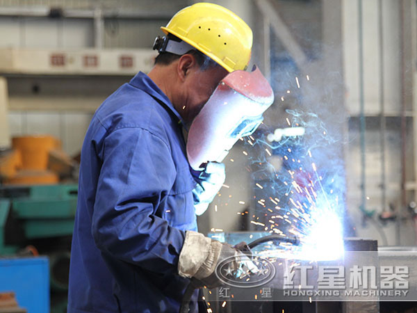 技術(shù)工人在認真進行焊接作業(yè)中