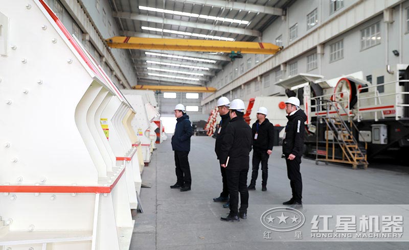 客戶來(lái)廠參觀錘破跟拍圖