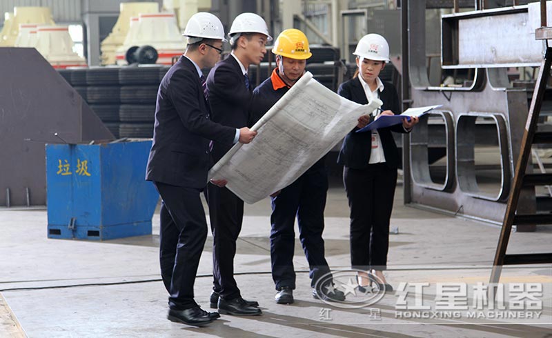 客戶與技術(shù)人員在商討設(shè)計(jì)方案