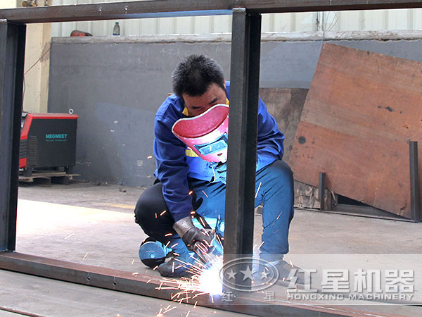 工人在進(jìn)行焊接工作中