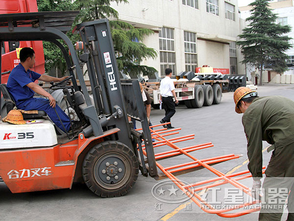 廠區(qū)工人作業(yè)實(shí)景圖