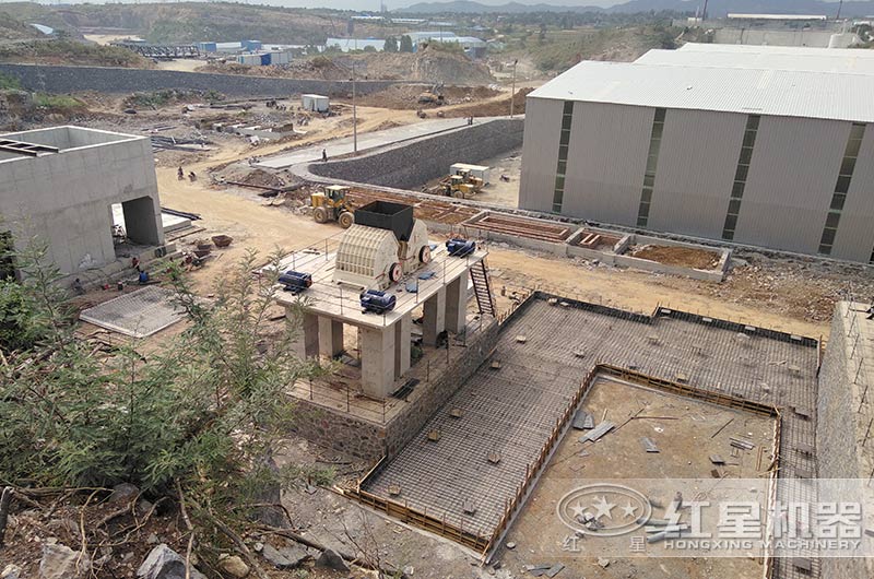 錳礦破碎現(xiàn)場(chǎng)搭建中