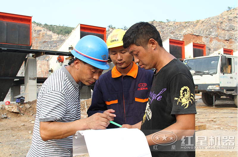 技術(shù)員在現(xiàn)場(chǎng)安裝設(shè)備，指導(dǎo)操作人員中