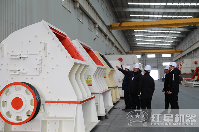 客戶來(lái)廠參觀鵝卵石錘破機(jī)
